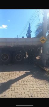 Feliz: carroceria de carreta desce rua, destrói carro e só para ao atingir muro de residência